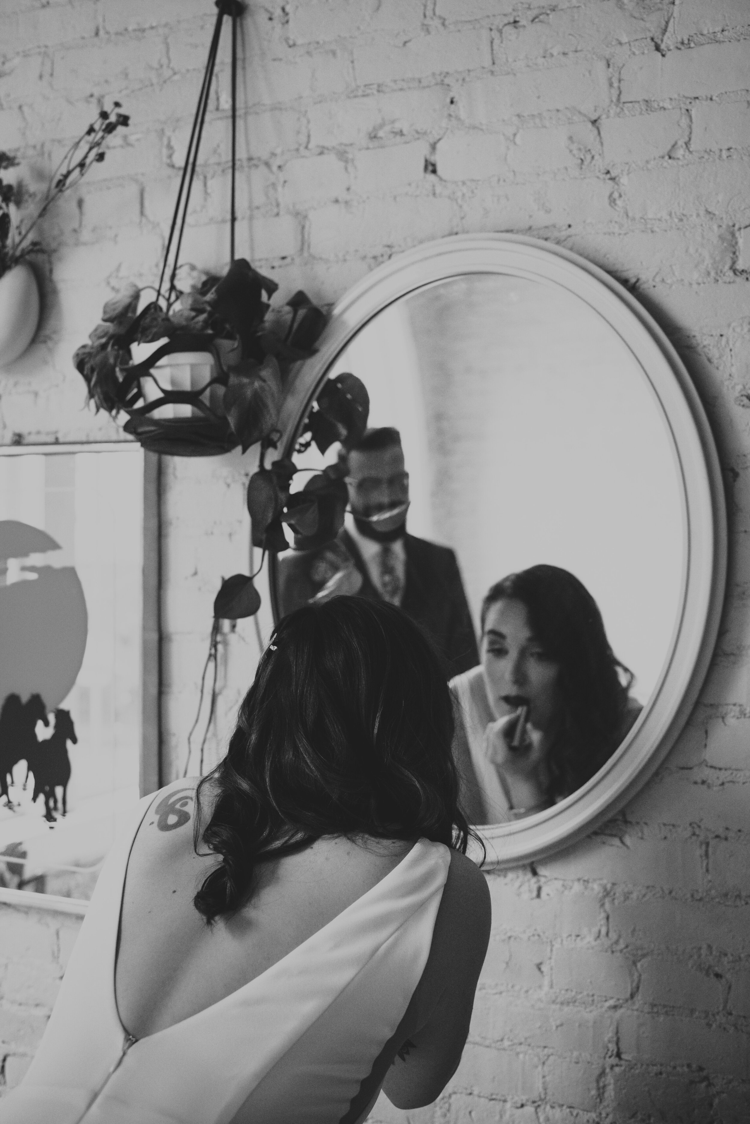 a bride puts on lipstick-1.jpg